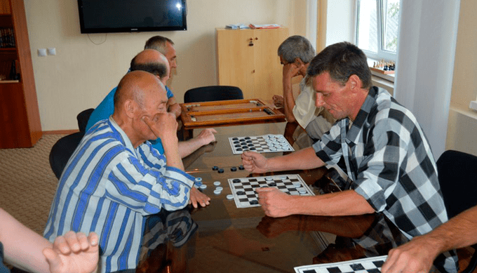 Checkers game can distract attention from beer addiction